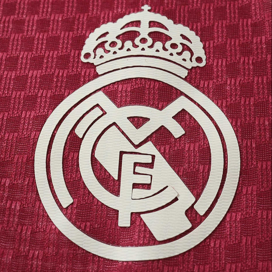 Real Madrid 2026/27 Tercera Manga Larga Versión Jugador, detalle