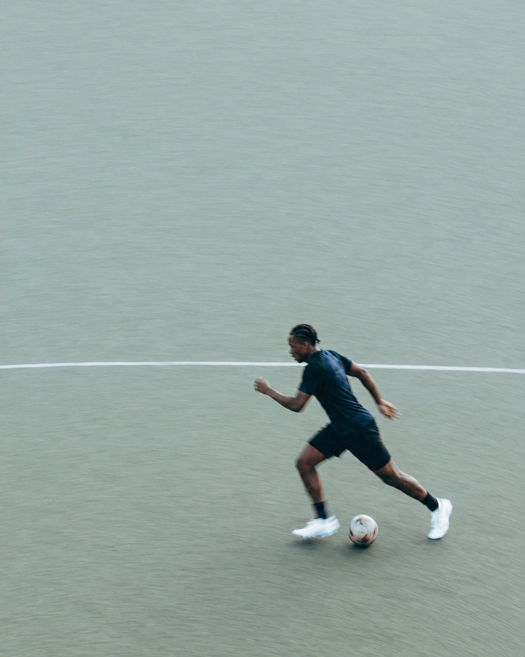 Jugador conduciendo el balón a toda velocidad